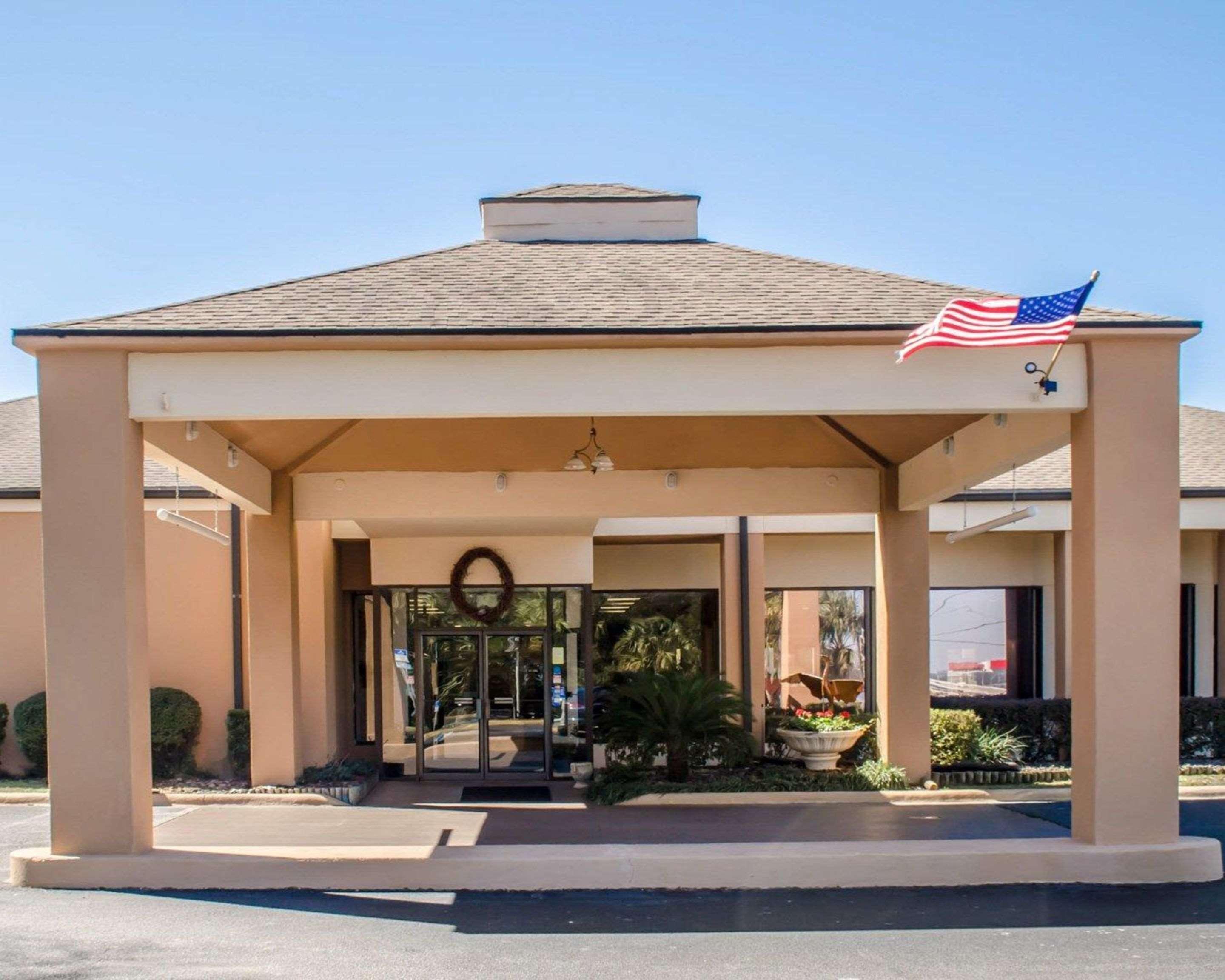 Quality Inn & Suites Pensacola Bayview Ferry Pass Exterior photo