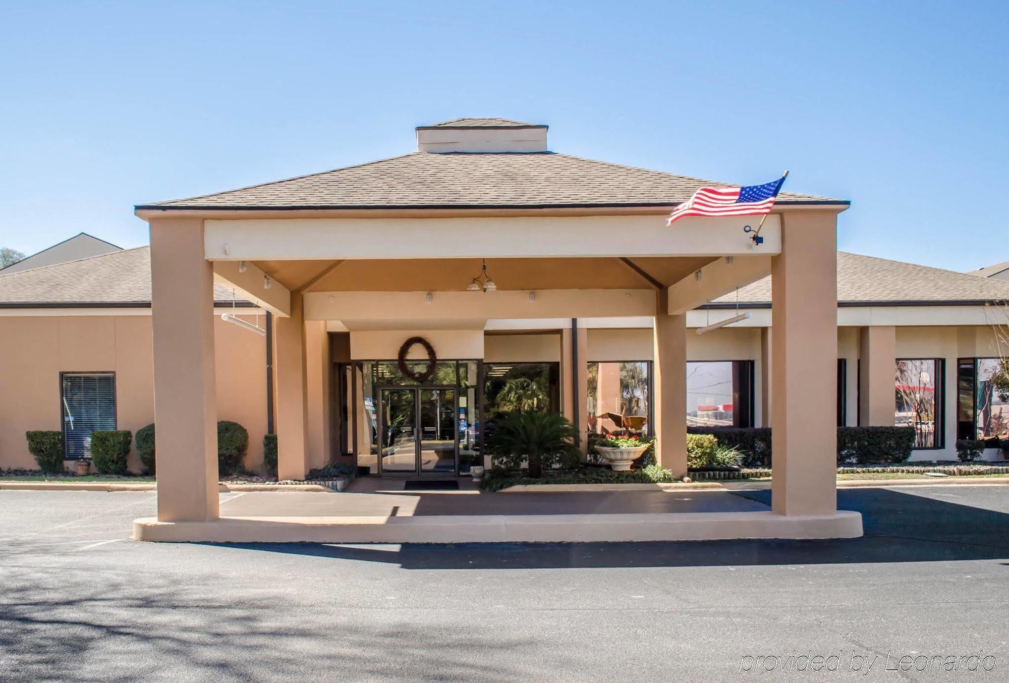 Quality Inn & Suites Pensacola Bayview Ferry Pass Exterior photo