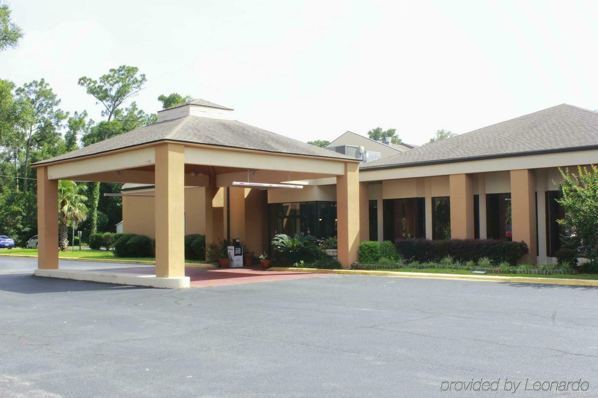 Quality Inn & Suites Pensacola Bayview Ferry Pass Exterior photo